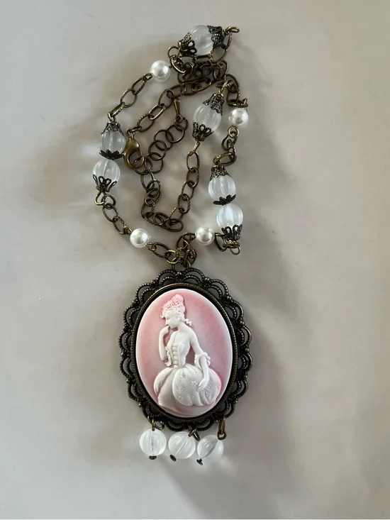 Marie Antoinette Pink Cameo Necklace Vintage Matte Czech Glass & Brass Chain - Picture 4 of 16